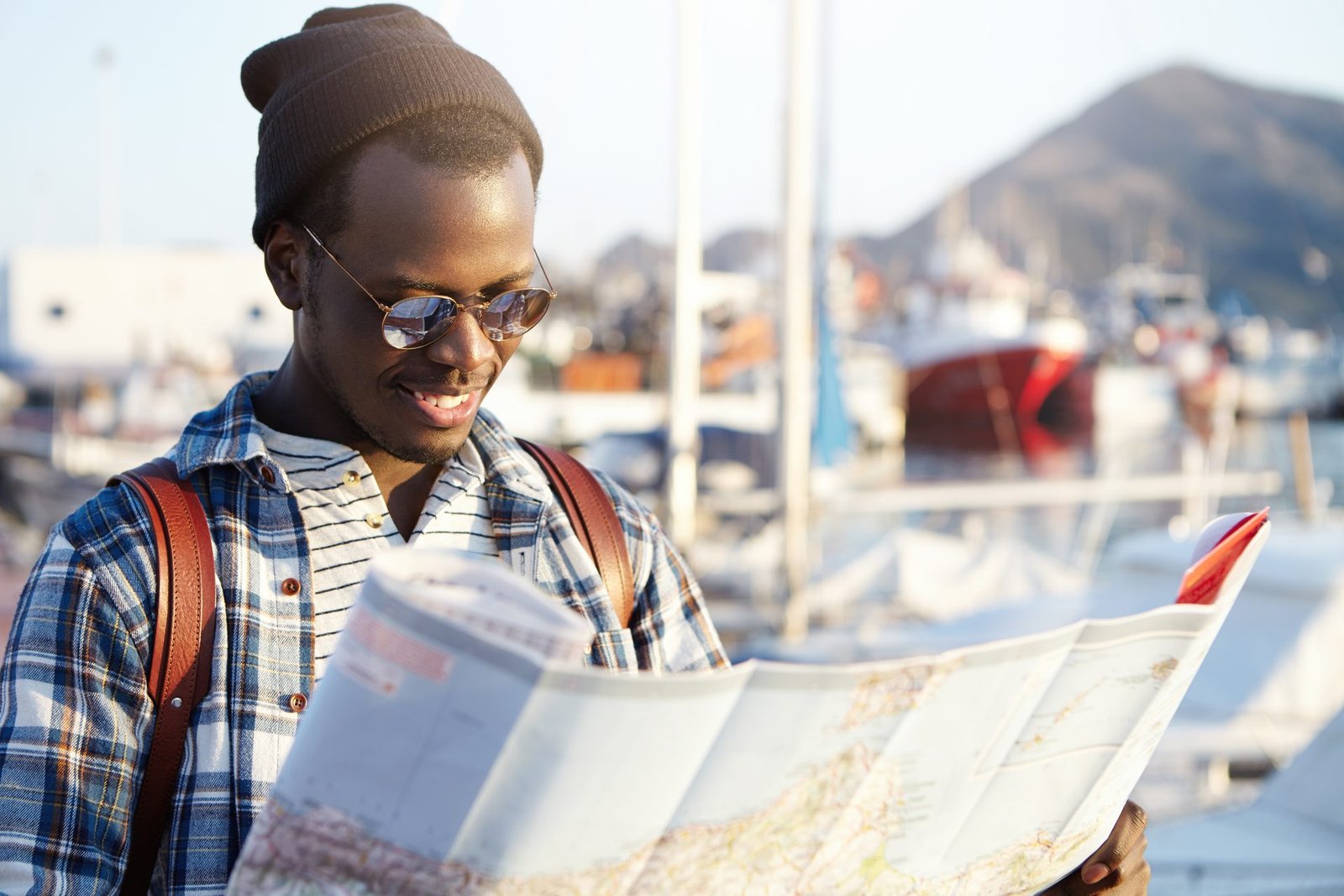 Voyageur consultant une carte dans une ville portuaire italienne
